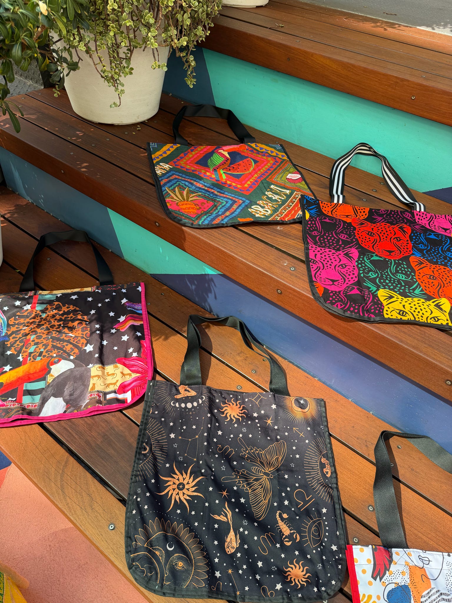 Bolsa Arco Iris Leopardo = Rainbow Leopard Tote Bag - On The Lo Swimwear